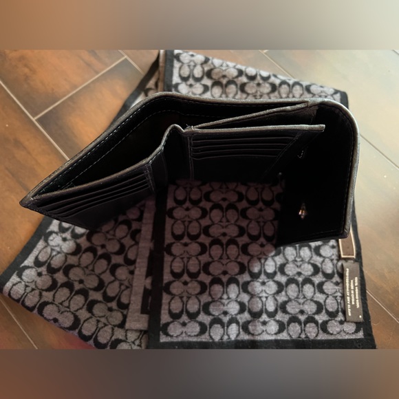 Coach Wallet & Scarf - Picture 4 of 4